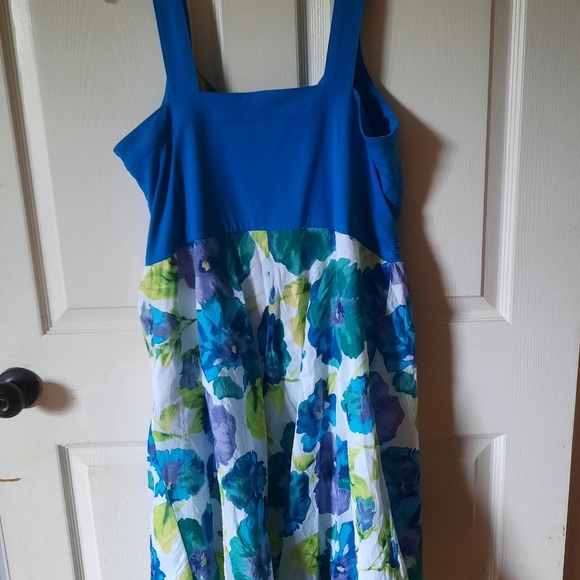 Dress - Picture 4 of 4